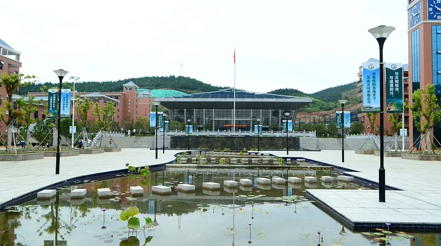 校园中心广场与教学建筑全景